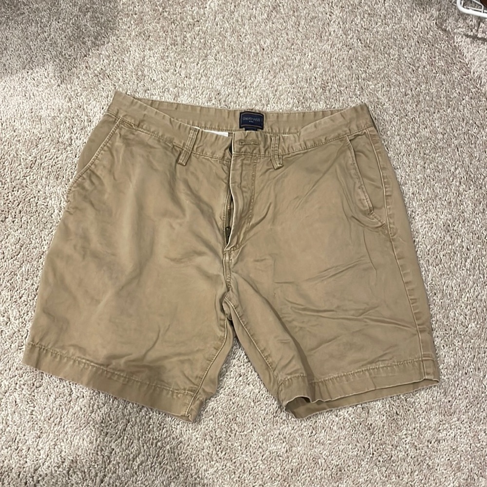 Mens GAP Khaki cotton shorts, 7” inseam, w32